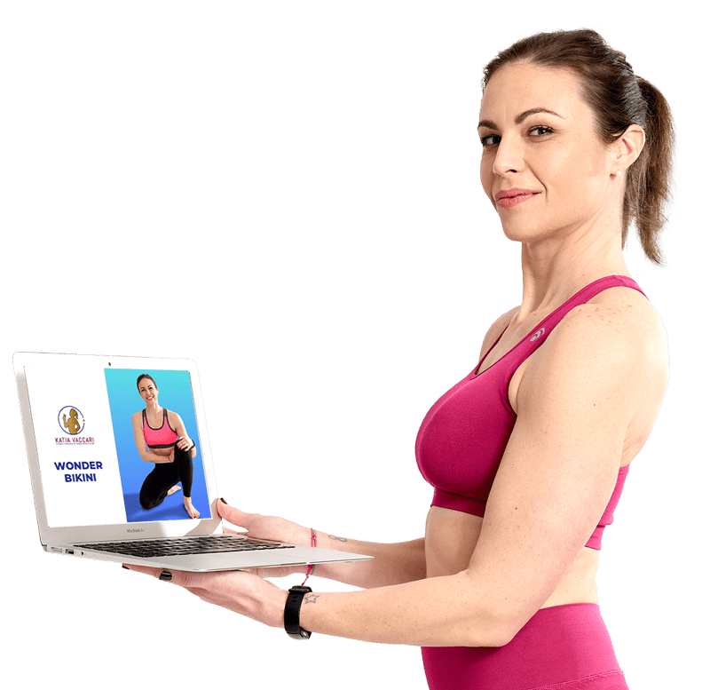 katia con laptop mockup wonder bikini